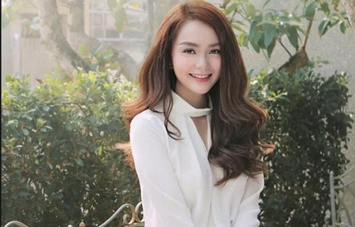 Minh Hằng khoe vòng 1 gợi cảm với mốt váy lưới